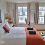 Charming Home In Shepherds Bush