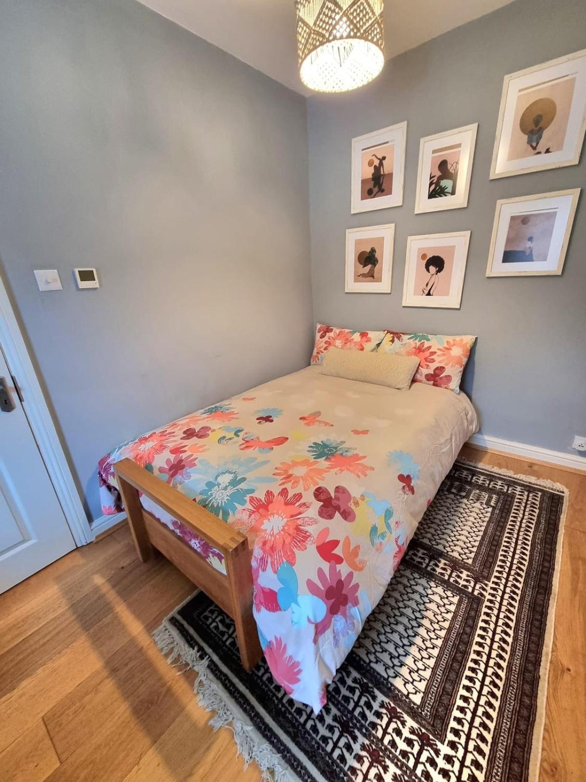 Charming In Shepherds Bush London